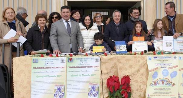 A Niscemi, il 2° Circolo commemora l'illustre poeta Mario Gori con poesie, quadri e un libro